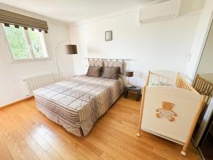 een slaapkamer met een bed met een teddybeer erop bij Luxury villa spa, sauna, billiards table in Montauroux +42 foto's