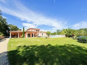 een huis met een grote tuin met een zwembad bij Luxury villa spa, sauna, billiards table in Montauroux
