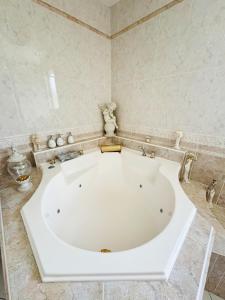 een groot wit bad in een kamer bij Luxury villa spa, sauna, billiards table in Montauroux