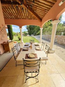 een tafel en stoelen onder een paviljoen bij Luxury villa spa, sauna, billiards table in Montauroux