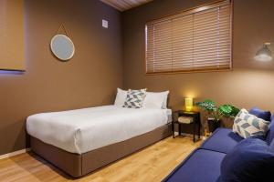 Ένα ή περισσότερα κρεβάτια σε δωμάτιο στο 4 minutes by car to American Village Free parking included Accommodates up to 16 people Spacious house tocoa