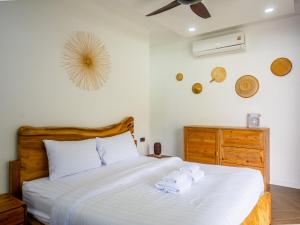 Ένα ή περισσότερα κρεβάτια σε δωμάτιο στο Elegant 3br Jayli Suan Villa Near Lamai Beach +21 φωτογραφίες