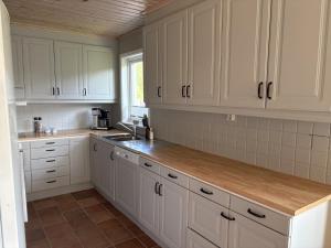 uma cozinha com armários brancos e uma bancada em Spacious holiday home in Ellos 300 m to a beautiful sandy beach em Ellös