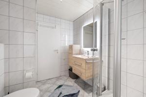 une salle de bain blanche avec un lavabo et un miroir dans l'établissement Ferienwohnung Haus Amann, à Mitten 22 autres photos