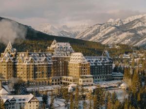 - une vue sur un complexe avec des montagnes enneigées dans l'établissement Fairmont Banff Springs, à Banff