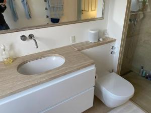 Koupelna v ubytování Din egen villa, spa, ude bruser, have & elbil-lader + 59 fotografií
