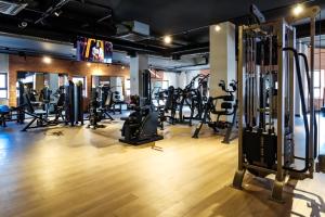 une salle de sport avec de nombreux tapis roulants et machines dans l'établissement Pompeius Beachside Retreat 2-Bedroom Apartment g-7, à Perivolia tou Trikomou