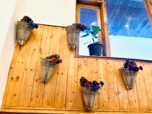 马拉里ORZU Boutique Stays Manali的一面木墙上挂着四个花篮 更多80张照片