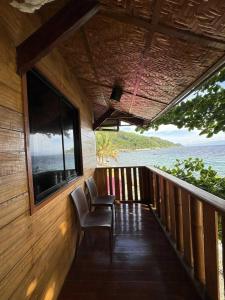 balcone con 2 sedie e vista sull'acqua di Oceana a Padre Burgos
