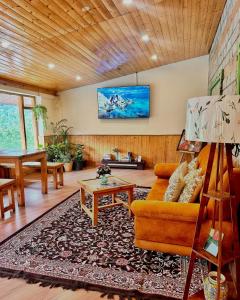 un salon avec un canapé et une table dans l'établissement ORZU Boutique Stays Manali, à Manali