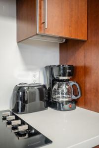 Kuchyň nebo kuchyňský kout v ubytování Modern 1 BR Apartment in North York Free parking