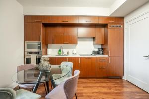 Kuchyň nebo kuchyňský kout v ubytování Modern 1 BR Apartment in North York Free parking