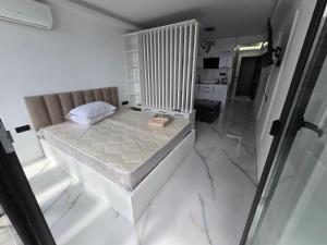 Un dormitorio con una cama y una ducha a ras de suelo. en Blue sky, en Itʼkhvisi