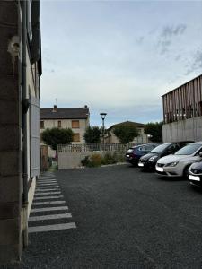 una fila de coches aparcados en un estacionamiento en Appartement, en Combronde
