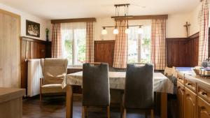 eine Küche mit Tisch und Stühlen in einem Zimmer in der Unterkunft Peterlhaus in Kleinarl