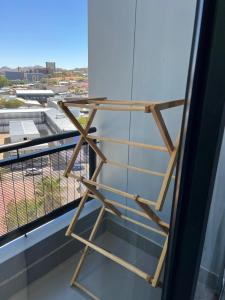 een houten ladder bovenop een balkon bij Le grand hideout in Windhoek