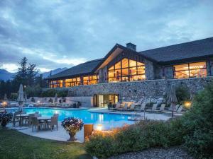 贾斯珀费尔蒙特贾斯珀朴度假村的一栋前面有游泳池的大房子