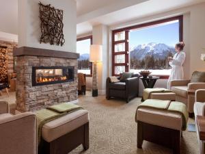 Χώρος καθιστικού στο Fairmont Jasper Park Lodge +230 φωτογραφίες