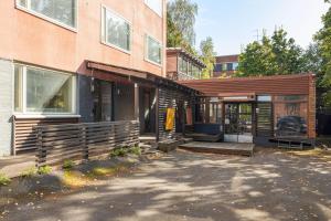 una casa con un porche con un coche dentro en Kotimaailma Aparthotel Ankkuri - Two bedroom, en Kotka