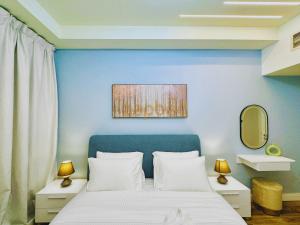 una camera da letto con un letto con una parete blu di ZAPBED HOUSE -Rak F 201 a Ras al Khaimah Altre 91 foto