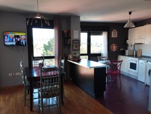 a kitchen and dining room with a table and chairs at Acogedor apartamento en Noreña in Noreña