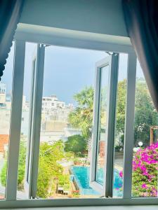 Bazén v ubytování Queen Motel Vung Tau nebo v jeho okolí