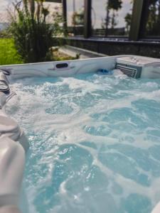 un jacuzzi lleno de agua azul en Balans house, en Petrovaradin