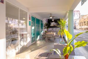 ein Restaurant mit einem Tisch und Stühlen auf einer Straße in der Unterkunft Hotel Boogaloo - Adults Only in El Arenal