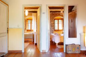 a room with a room with a bed and a bathroom at Can Sisó, Alojamiento por habitaciones in Crespiá +42 photos