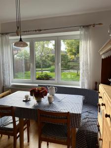 une table à manger avec un chiffon de table bleu et blanc dans l'établissement Chalupa na konci světa Světlá, à Studená