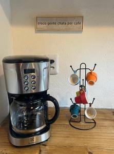 eine Kaffeemaschine auf einer Theke in der Unterkunft chalé coração da vila Caraíva in Porto Seguro