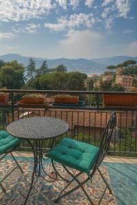 a table and chairs on a balcony with a view at WELCOME RIVIERA Paradiso 5, SS1 298, Zoagli in Zoagli