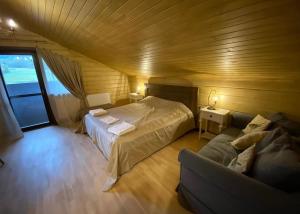 Ένα ή περισσότερα κρεβάτια σε δωμάτιο στο Шале Задільське