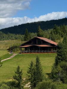 a large building in the middle of a field at Шале Задільське in Dolzhki