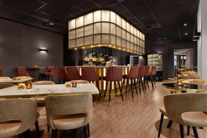 Un restaurante u otro lugar para comer en NH Brussels EU Berlaymont