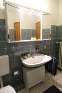 a bathroom with a sink and a mirror at Panoramablick vom Rodenberg in Rodenberg