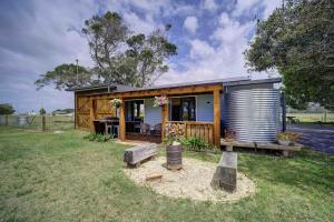 Mitchells IslandBelgravia Bungalow-Hear the Ocean, See the Stars的田野里一间带棚子的小房子