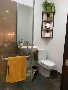 Mitchells IslandBelgravia Bungalow-Hear the Ocean, See the Stars的浴室里有马桶、洗手池和淋浴。 更多60张照片