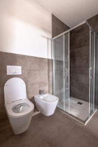 une salle de bain avec toilettes, douche et lavabo dans l'établissement Apartment with terrace - Monte Ponente, à Tassullo 9 autres photos