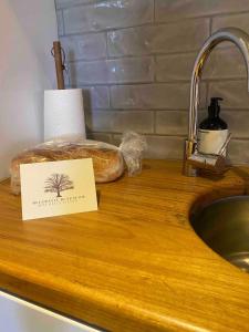 Mitchells IslandBelgravia Bungalow-Hear the Ocean, See the Stars的水槽旁的柜台上的一个标志