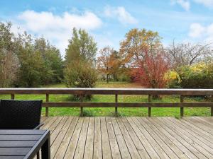 Una terraza de madera con dos sillas y vista a un parque. en Seaside Rustic Retreat - By Traum Ferienwohnungen, en Flovtrup