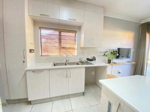 Kuchyň nebo kuchyňský kout v ubytování Aloe Hideaway