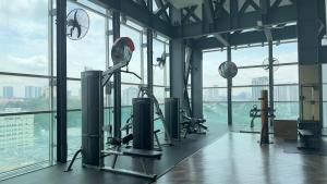 een sportschool met grote ramen in een groot gebouw bij Marbella in Kuala Lumpur