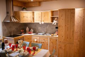 Kuchyň nebo kuchyňský kout v ubytování Lo Smeraldo by Ca-Sa Check