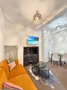 a living room with a couch and a table at Spacious Central Ground Floor Apartment Sleeps 6 - Newark Town Centre - Free Parking - Amaya Twelve in Newark upon Trent