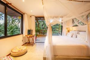 AmontadaにあるCasa'Lex - Aluguel de suitesのベッドルーム(天蓋付きベッド1台、窓付) +48枚の写真
