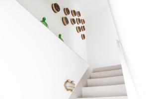 un escalier dans une maison avec des escaliers blancs dans l'établissement Fico! Apartments by MONHOLIDAY, à Monopoli 24 autres photos