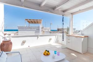una stanza con una grande finestra e un tavolo con della frutta sopra di Fico! Apartments by MONHOLIDAY a Monopoli