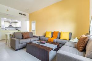 Una sala de estar con dos sofás y una mesa. en Peaceful and Spacious 2 BDR in the Heart of Al Ghadeer Community, en Ghantoot 8 fotos más