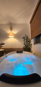 a hot tub in a room with a light at Quase um Spa in Petrópolis